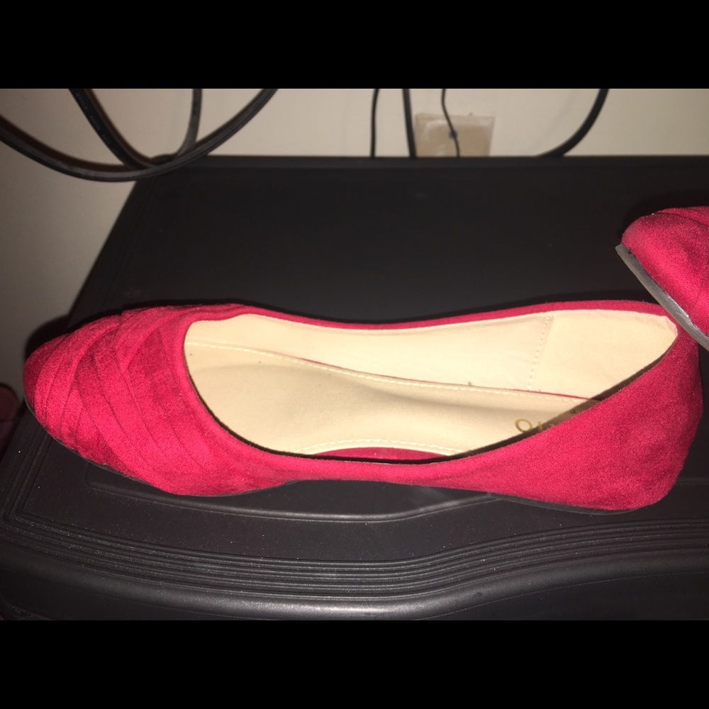 Red ballet flat shoes